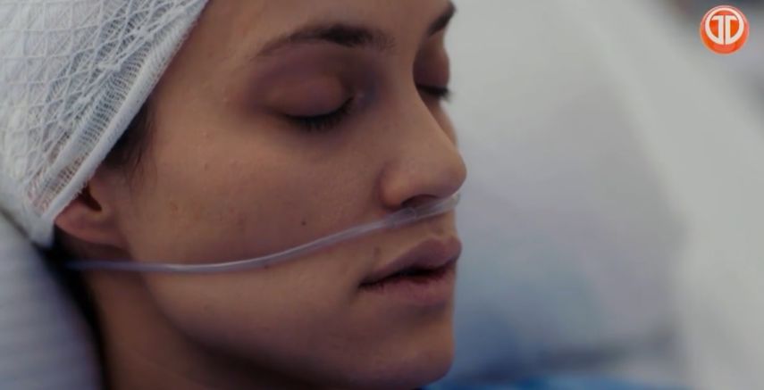 Alí y el equipo médico se preparan para realizar una importante cirugía