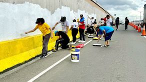 Mayer Mizrachi e Irma Hernández pintan la rotonda de la Roosevelt junto a voluntarios.