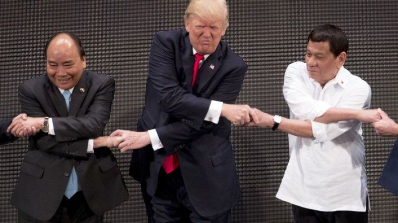 Trump pasa apuros con un apretón de manos en cumbre en Asia