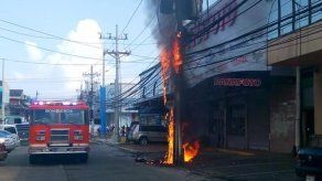 Se incendia poste de tendido eléctrico en la Zona Libre de Colón