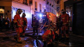 Investigan a 6 bomberos de París por presunta violación
