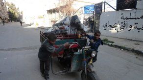 Cientos de civiles huyen del campo de Al Yarmuk por bombardeos y choques