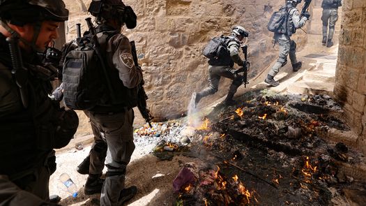 Estos incidentes se producen cuando e celebran este domingo la misa de Pascua cristiana, y las oraciones por Pésaj, la pascua judía, y por el mes musulmán de Ramadán en la Ciudad Vieja de Jerusalén.
