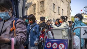 muchos en China se han resignado a hacer colas varias veces a la semana para someterse a pruebas de coronavirus.