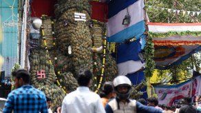 Imágenes enormes de Ganesha inundan la India para celebrar al dios elefante
