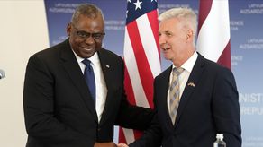 El secretario de Defensa estadounidense Lloyd Austin y el ministro de Defensa letón, Artis Pabriks.