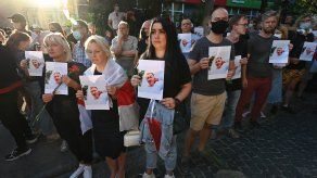 Centenares de personas, principalmente bielorrusos exiliados en Kiev, se reunieron frente a la embajada de este país con retratos de Shishov y las banderas rojas y blancas características de la oposición.