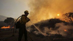 Vientos atizan incendio en Los Angeles; miles de evacuados