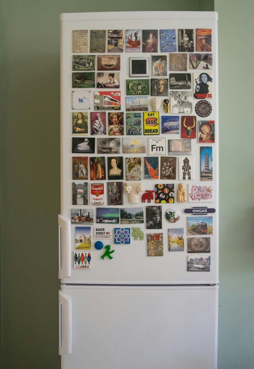 Neveras con adornos en la puerta