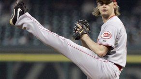 Arroyo lanza juego completo; Rojos 2