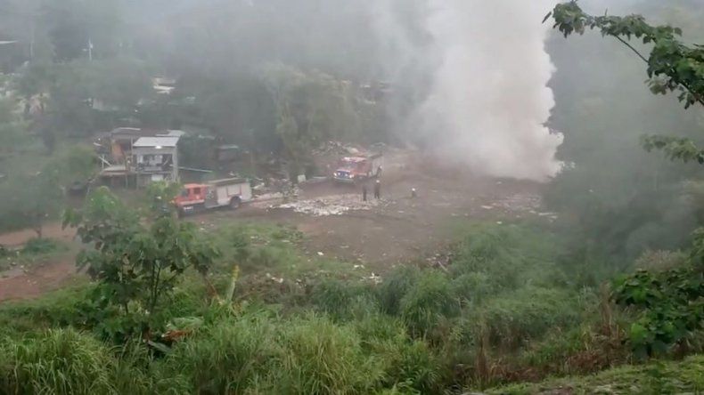 Bomberos realizan labores de extinción de basura incendiada en Pedregal