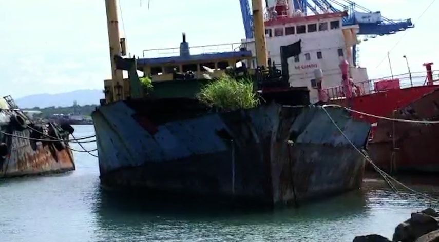 Desguazadero de embarcaciones en Colón.