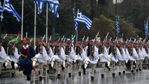 Miles de griegos acuden al desfile del Día de Independencia