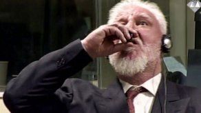 Criminal de guerra bebe supuesto veneno ante la Corte de antigua Yugoslavia