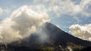 Volcán Turrialba hace nueva erupción de ceniza que alcanza la capital