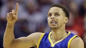 Stephen Curry dona su camiseta al museo Drazen Petrovic de Zagreb