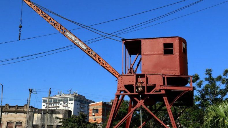 Grúas reconvertidas en monumentos lavan la cara del puerto viejo de Asunción
