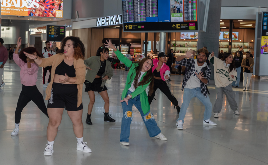 Fanáticos de Boza graban flashmob de Volar en el Aeropuerto Intl. de Tocumen