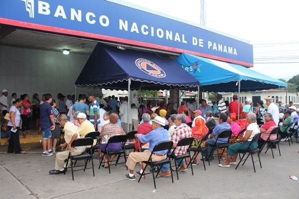 Tercer pago de 120 a los 65 inicia este lunes tras excluir a 1,700 personas