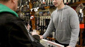 Muchas tiendas en EEUU siguen ofreciendo armas de asalto