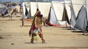 Alrededor de medio millón de sobrevivientes se quedaron sin hogar y viven en tiendas y chozas improvisadas en Pakistán.