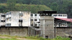 Reclusos de cárcel venezolana secuestran a cinco custodios durante motín