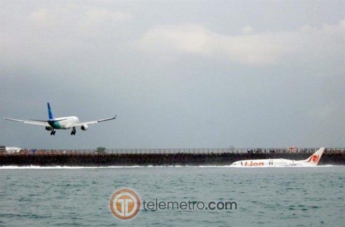Avión cae al mar en Bali