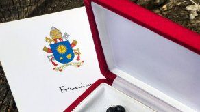 El Papa Francisco le envía rosario del Vaticano a Lula en su celda