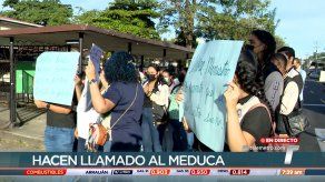 Padres de familia del José Dolores Moscote protestan; solicitan graduación presencial