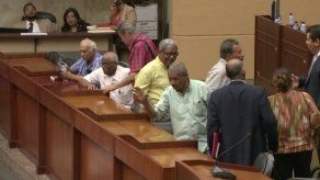 Jubilados exigen pagos adeudados y protestan ante la Asamblea