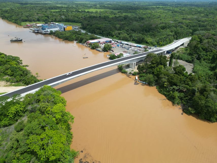 Puente vehicular sobre el río Bayano