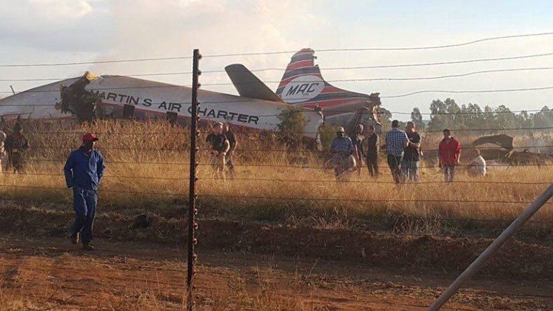 Un muerto y 20 heridos al estrellarse en prueba avión destinado a museo en Sudáfrica