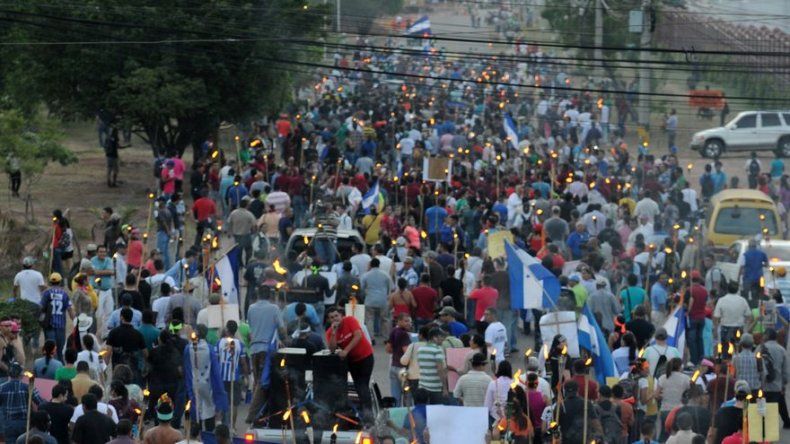 Miles de hondureños marchan bajo la lluvia contra la corrupción