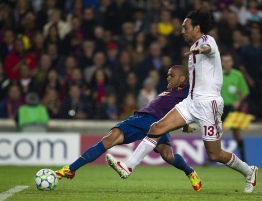 Barcelona: Alves disponible contra Rayo