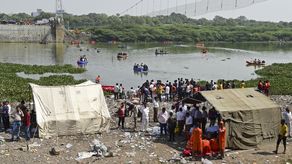 El comandante de la polícía local P. Dekavadiya informó que el balance de muertos subió a 137, incluyendo cerca de 50 niños, el menor de ellos de dos años.