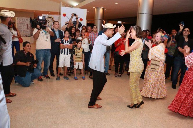 Florinda Meza celebra con caricaturistas en Panamá