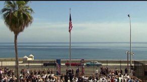 EEUU iza la bandera de su embajada en Cuba tras 54 años