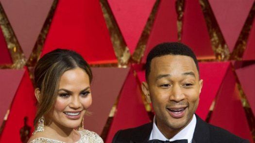 John Legend no paró de pisar el vestido de Chrissy Teigen en los Oscar