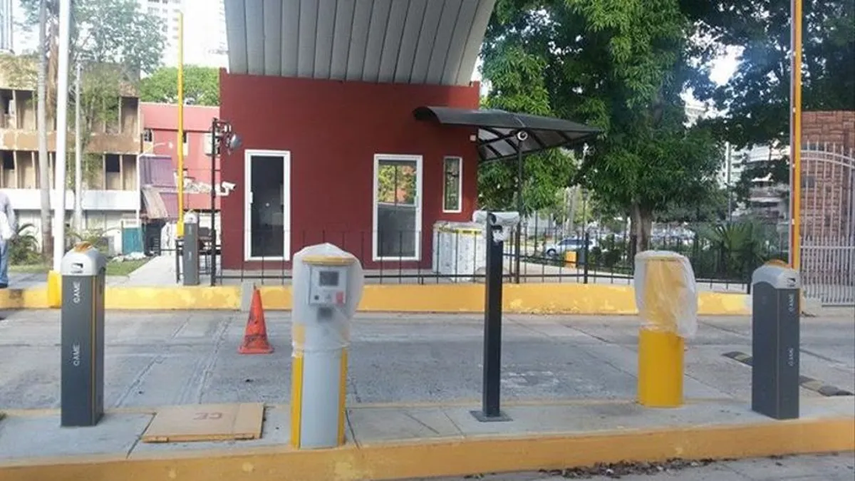 Entrada posterior de la Universidad de Panamá. Entrada posterior de la Universidad de Panamá.