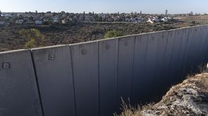 Casi dos décadas después de que Israel provocara una controversia internacional con la construcción del muro durante un alzamiento palestino, se ha convertido en un elemento aparentemente fijo del paisaje