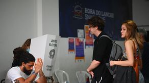 En todo el país, los brasileños formaban largas colas frente a los colegios electorales.