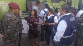 Sobrevivientes de erupción de volcán trasladados a casas temporales en Guatemala