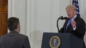 Casa Blanca suspende a reportero por confrontar a Trump