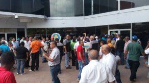 Taxistas entregan en sede de la ATTT solicitud formal contra Uber Taxistas entregan en sede de la ATTT solicitud formal contra Uber