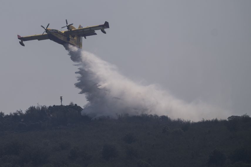 Las temperaturas superiores a los 40 grados Celsius (104 grados Fahrenheit) y la sequía han agravado los incendios forestales en España este año.&nbsp;