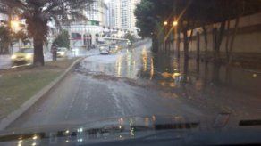 Aguas negras inundan vía principal en Punta Pacífica