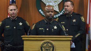 Florida despide a 2 policías por negligencia ante tiroteo