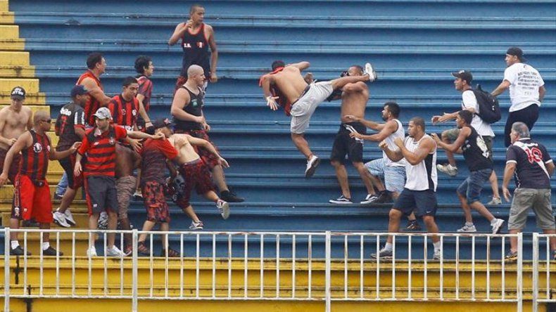 Brasil: multas a clubes y suspensión de árbitro tras partido con brutal enfrentamiento