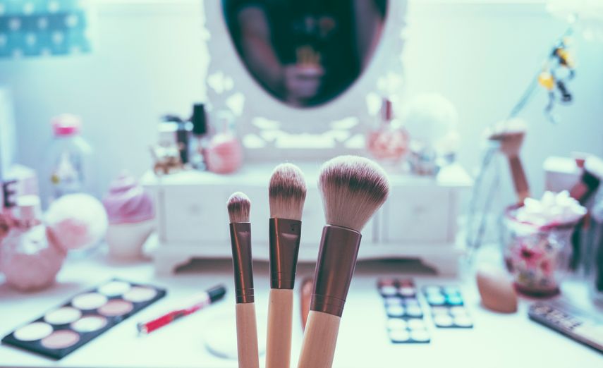 ¿Cada cuánto debo lavar mis brochas de maquillaje y por qué?