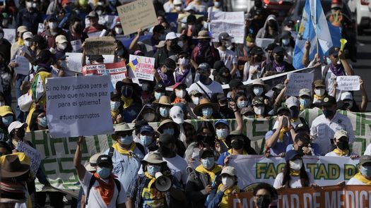 Los manifetsantes critican la administración del presidente de Guatemala Alejandro Giammattei.